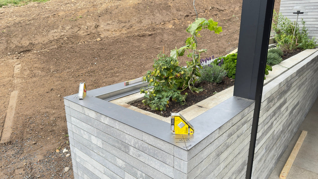 Vue d’ensemble du couvre-mur métallique sur mesure, en montage à blanc