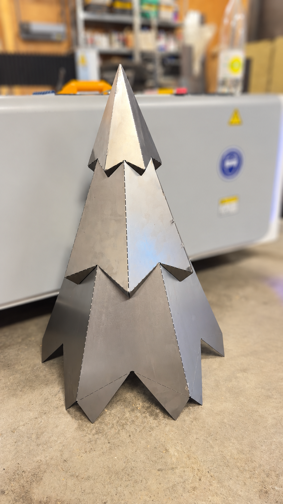 Sapin polygonal en acier Corten en cours de fabrication chez ATELIER Brut à Awans, métal encore brut, arrière-plan de l’atelier flouté