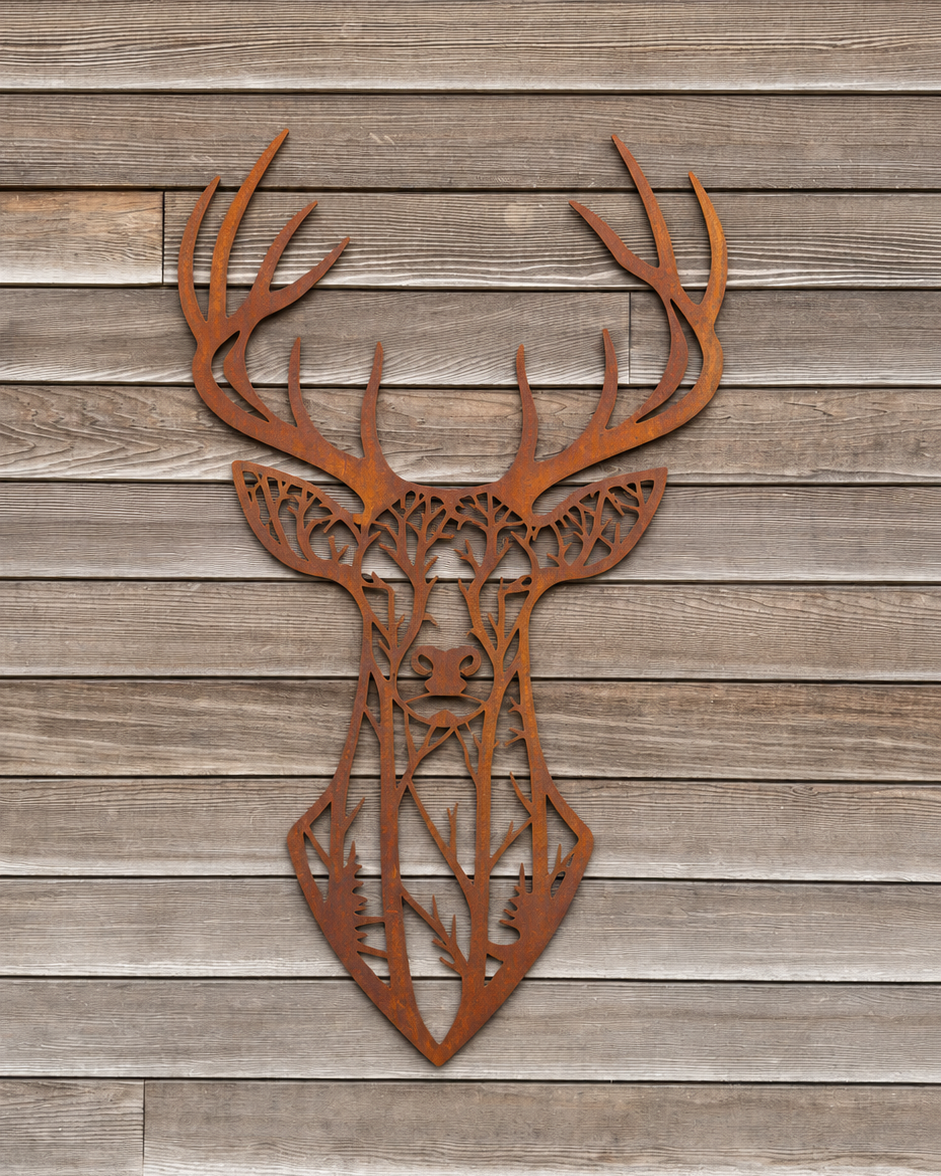 Projection du cerf mural 120 x 80 cm avec patine rouille sur bardage bois